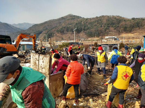 횡성 서원면 주민들, 옥계리 주택화재 현장 자원봉사 펼쳐