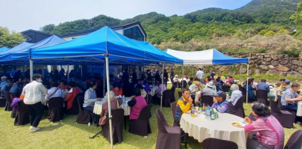 하동군 화개면 더로드101 카페 3년째 경로잔치