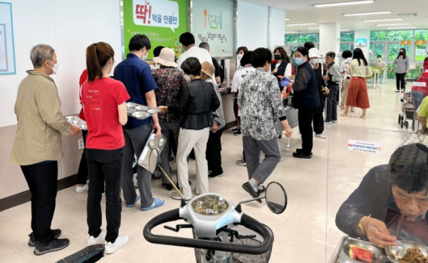 알프스하동종합복지관 성화관, 어르신·장애인에 4번째 짜장면 나눔