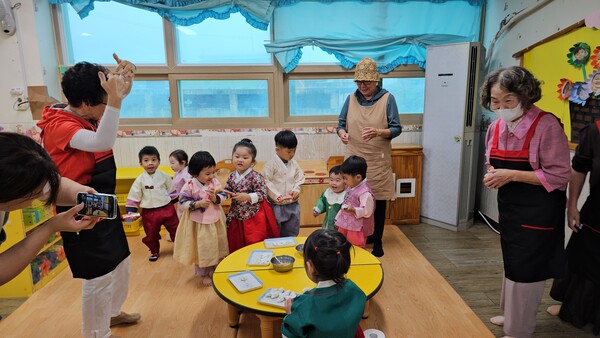 [영상 / 포토] 옥천 군립 개나리어린이집, 할머니와 함께 송편 만들기