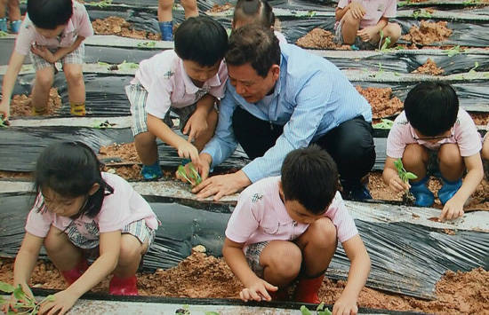 윤장현 광주시장, 배추모종 텃밭에서 어린이들과 구슬땀