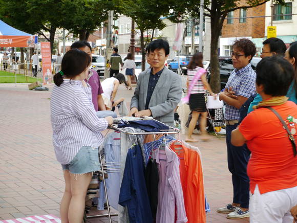 조규일 서부부지사, 도민 벼룩시장 현장방문