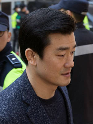 약속 없는 휴일에도 올림머리 자매는 출근했다