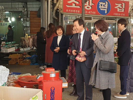영광교육지원청, 설맞이 전통시장 장보기 눈길