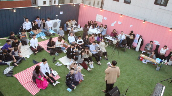 오피피엘, 복합문화공간 카페 커피랑도서관 콘서트 진행