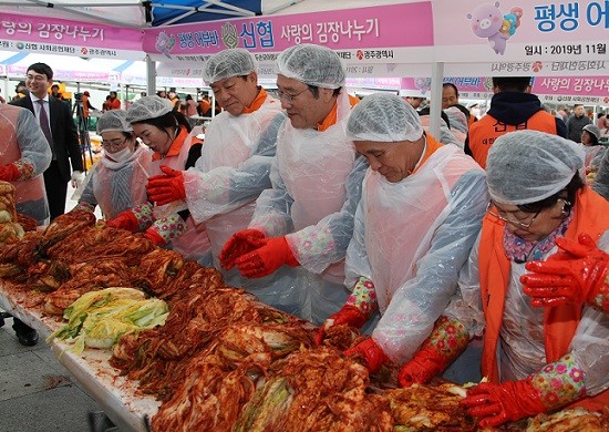 [포토] 사랑의 김치 버무리는 이용섭 시장