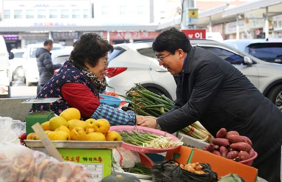 맹정호 서산시장, 설 명절 맞아 동부전통시장 방문