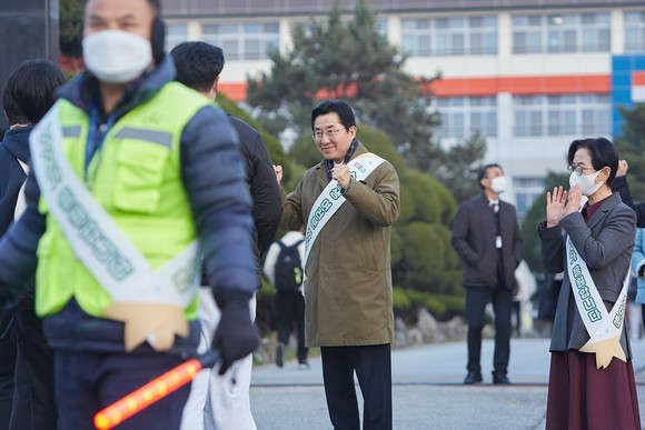 [포토] 박경귀 아산시장, 온양고와 아산고 수능 현장 방문 수험생 격려