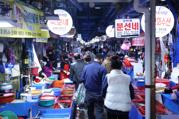 [포토] 과메기·대게철 죽도시장은 사람들로 북새통