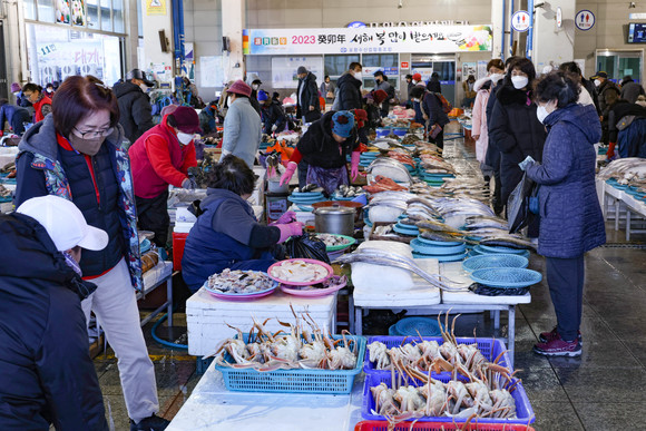 설명절 맞아 북적이는 포항 죽도시장
