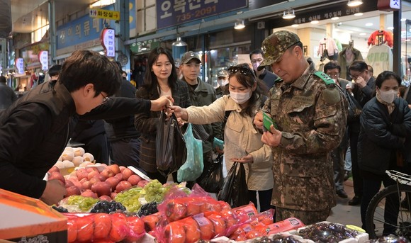 [포토] 백성현 논산시장 전국 최초 민·관·군 전통시장 장 보는 날 캠페인 개최