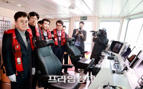 김태흠 충남지사 국내 1호 친환경 하이브리드 선박 늘푸른 충남호 취항식 개최
