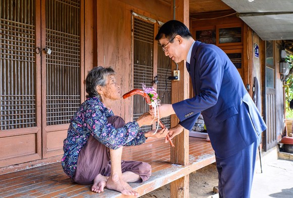 장충남 남해군수, 100세 장수 어르신 청려장 전달