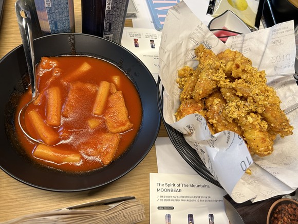 [현장] 2년 만에 신메뉴 교촌옥수수…MZ들의 찍먹 문화 담아