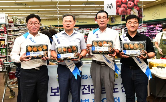 노동진 수협중앙회장, 전복 판매 현장 점검 후 구매 독려...이마트·수협, 최대 50% 할인