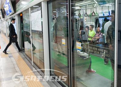 지하철 1호선 종각역, 50대 노숙인 흉기 난동 검거