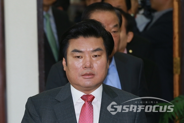 간담회 들어서는 새누리당 최고위원들