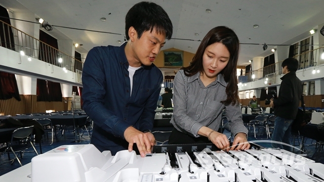 투표용지 분류기 점검하는 선거관리위원회