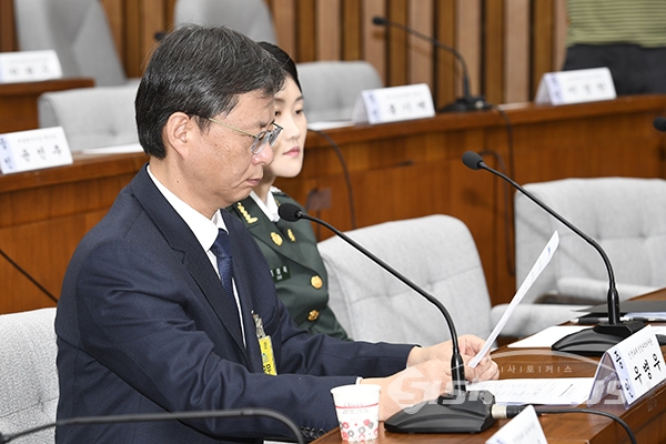[최순실 청문회] 자료 살피는 우병우 전 민정수석