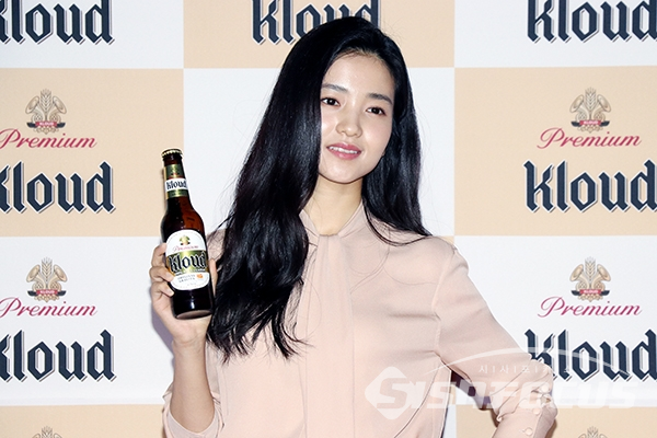 김태리, 병 잡는 포즈도 엣지있게