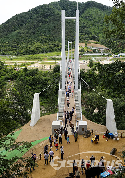한탄강 하늘다리...새 명소로 각광.