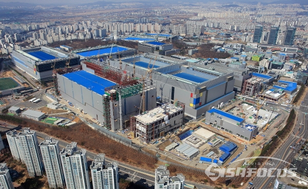 5나노 공정개발 마친 삼성전자·TSMC…삼성, 7나노 EUV 출하앞섰다