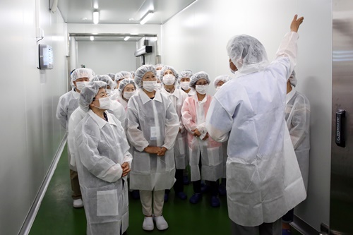 GS25, 60세 이상 시니어 체험단과 프레시푸드 공장 방문