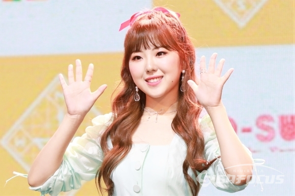 [포토] 공원소녀 서경, 깜찍하게 손인사