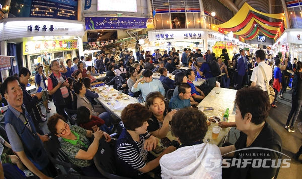 [포토] 서울중부시장 건어물맥주축제.. 시민들 맛깔나는 건어물과 맥주 맘껏 즐겨 ..