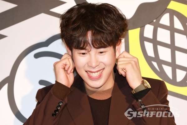 [포토] 피오, 쑥스러운 귓볼 잡기