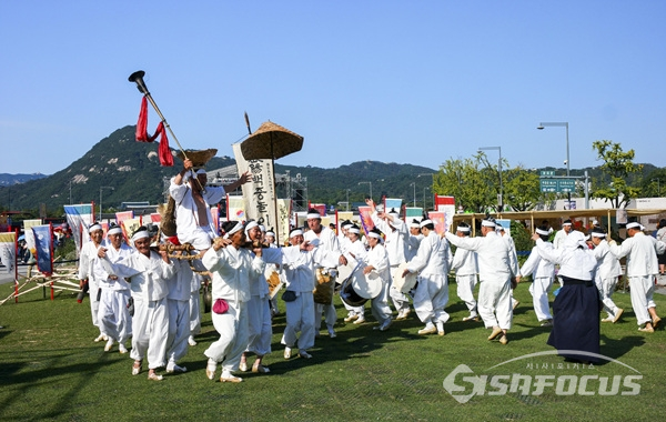 [포토] 밀양 백중놀이 머슴들 스트레스 해소하는 날...서울아리랑페스티벌