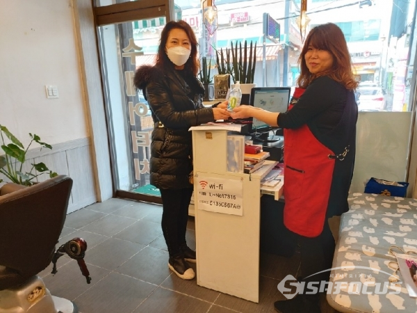의정부시, 다중이용 위생업소에 손 세정제 3,000개 전달