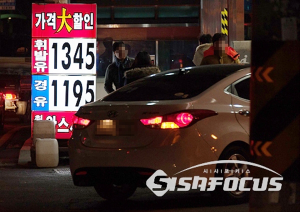 휘발유·경유 가격 어디까지 내려갈까?...1100원대 주유소도 등장