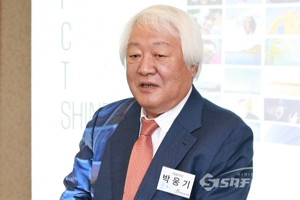 [포토] 인사말하는 박웅기 신도기연 대표