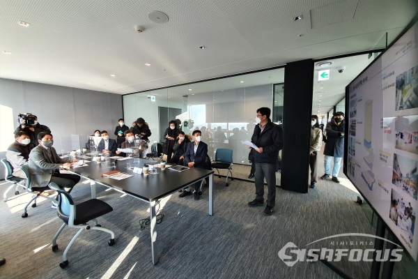 [포토] G타워 관련 브리핑 듣는 서정협 권한대행