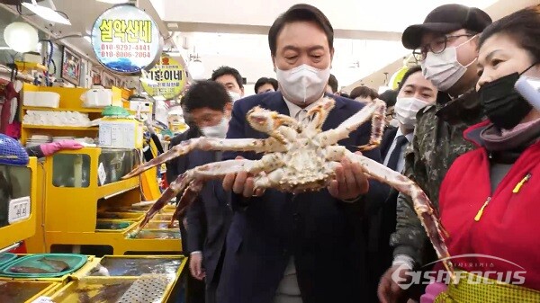 윤석열 대선 후보, 속초 대포항 수산시장 방문