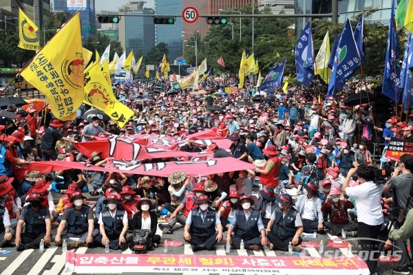 [포토] 서울역에서 열린 축산 생존권 사수 총궐기대회