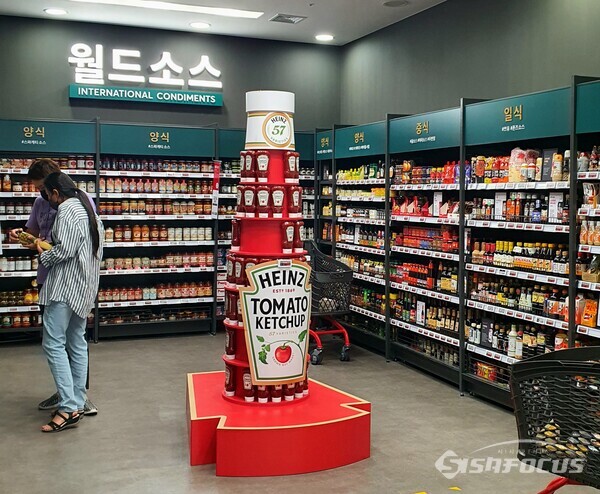 [포토] 홈플러스 강서점 리뉴얼 오픈 이틀째