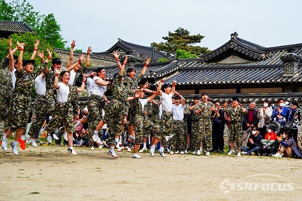 [포토] 젊음 폭발 대경대학교  꽃피우리팀, 태권도 퍼포먼스에 환호성