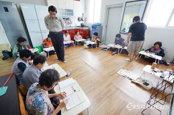 해남군 화원면 금평마을, 평균연령 80세 할머니학교…뜨거운 한글 교실