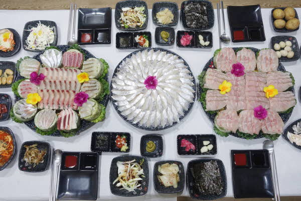 여수 선어회 맛집 바다사랑, 삼치회 비롯 10가지 선어회 푸짐한 모듬 인기