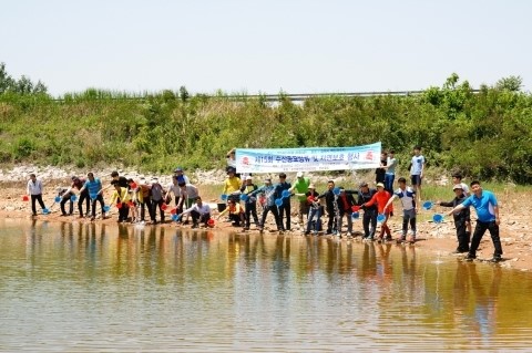 군산대,  김제 백산저수지에서 메기치어 5만 마리 방류