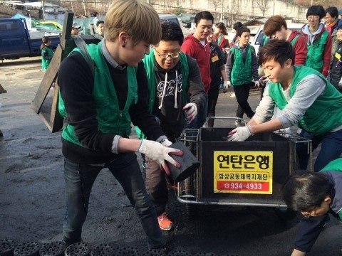 독거 노인과 몸이 불편한 이웃들 돕기위해 ‘백사마을’에 나타난 신인가수, 제이블럭 화제