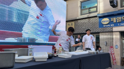 고석환 만두 명인, 2023 원주 만두축제 쿠킹쇼서 화려한 퍼포먼스 선보여