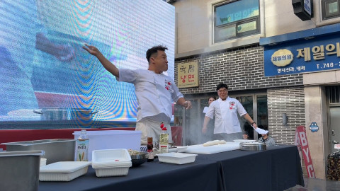 고석환 만두 명인, 2023 원주 만두축제 쿠킹쇼서 화려한 퍼포먼스 선보여