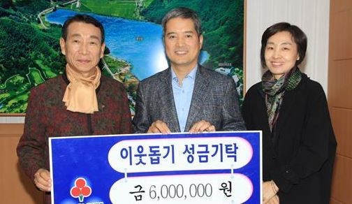 김동준 전 전북과학대 총장, 정읍시에 사진전 판매 수익금 전달