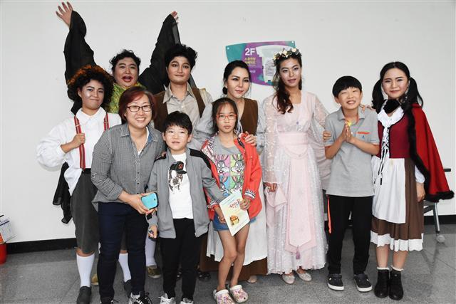 어린이 오페라 보고 배우들과 사진 찍고