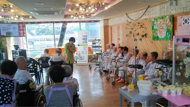 [참여&소통] 노인요양병원·요양원 - 노인들 치료·돌봄 주 역할…일부 돈벌이 급급하기도
