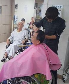 5년째 행복 전하는 사랑의 가위손 군산 수송동 이미용봉사단원