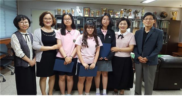 한국여성소비자연합 익산지부, 이일여고 학생에 장학금 전달
